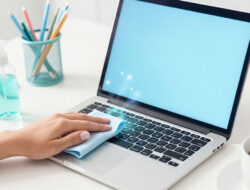 Manfaat Menjaga Kebersihan Keyboard dan Layar Laptop Secara Rutin